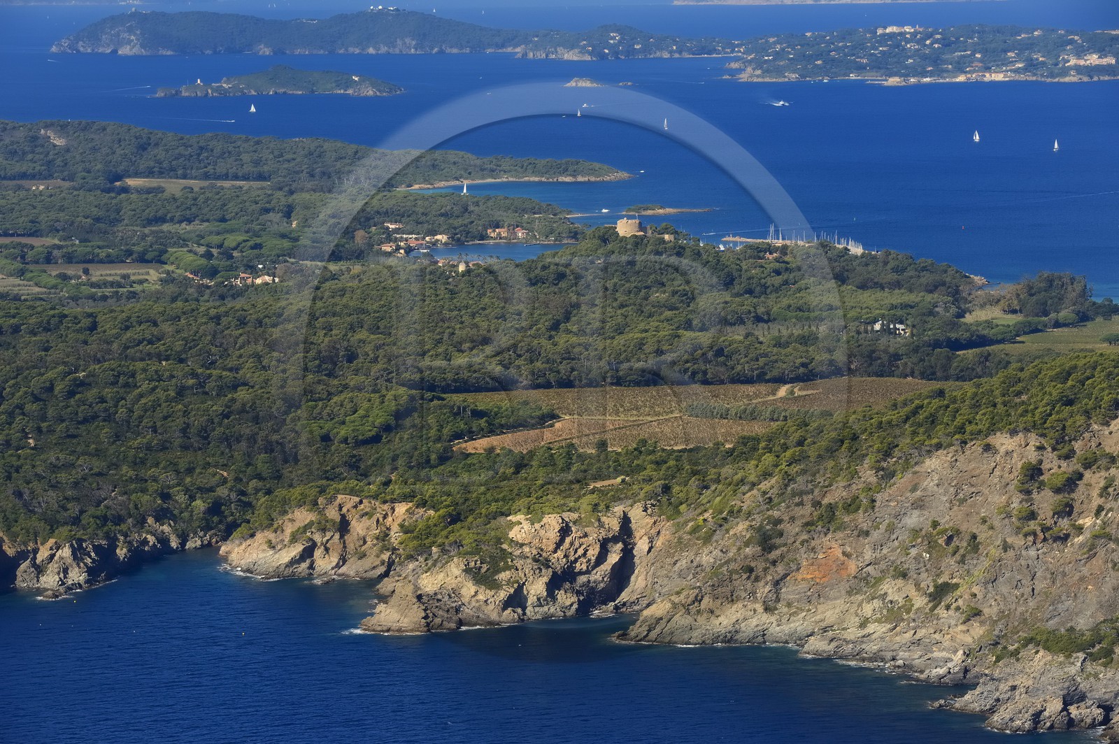 France, Var (83), Iles d'Hyères, parc national de Port Cros, la côte Sud et le Fort Saint-Agathe de l'Ile de Porquerolles, l'Ile du Grand Ribaub et la presqu'Ile de Giens en arrière plan (vue aérienne)
