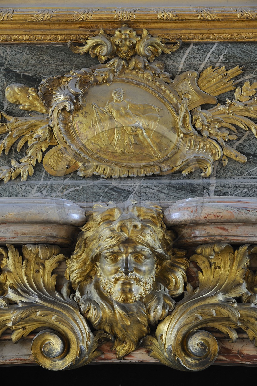 France, Yvelines (78), château de Versailles, classé Patrimoine Mondial de l'UNESCO, Salon d'Hercule, détail de la cheminée