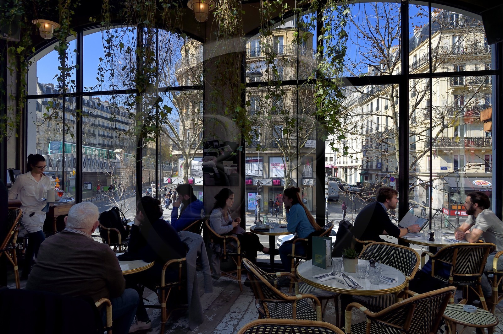 France, Paris (75), Quartier de Barbès, la Brasserie Barbès, le premier étage qui donne sur la station de metro Barbes