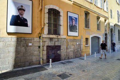 France, Var (83), Toulon, quartier du petit Chicago dans la rue Pierre Semard alias la rue des Arts, exposition de photographies de Daragh Soden dans la rue