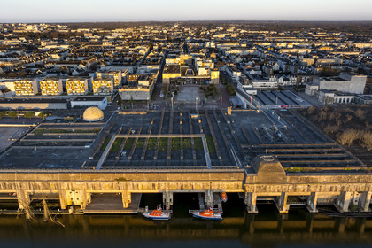France, Loire-Atlantique (44), Saint-Nazaire, l'ancienne base sous-marine allemande construite lors de la dernière guerre mondiale borde le bassin à flot du port de Saint-Nazaire (vue aérienne)