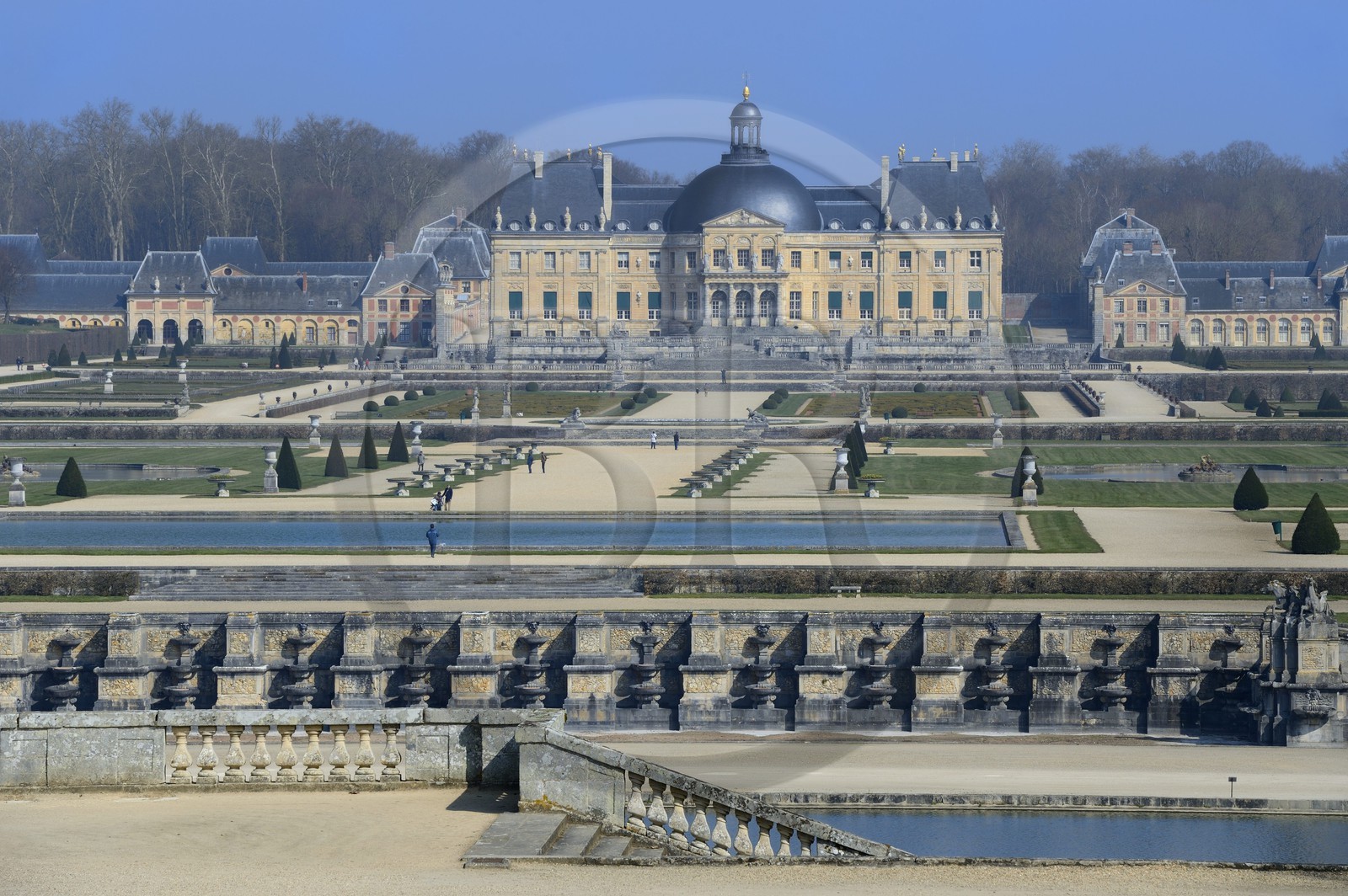 France, Seine-et-Marne (77), Maincy, le château de Vaux-le-Vicomte, façade sud du château et les jardins à la française dessinés par Le Nôtre