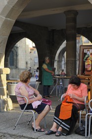 Portugal, région du Minho, Guimaraes, ville classée Patrimoine Mondial de l' UNESCO, femmes tricotant sur la place Praca de Santiago