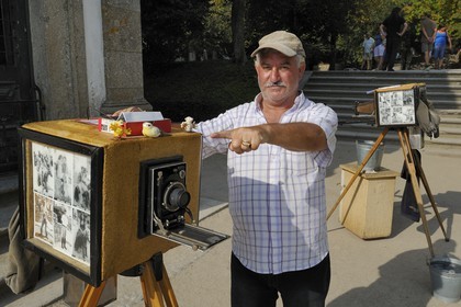 Portugal, région du Minho, Braga, le sanctuaire de Bom Jesus do Monte, Louis photographie les touristes et pelerins depuis 31 ans
