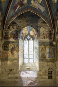 France, Vaucluse (84), Avignon, Palais des Papes classé Patrimoine mondial de l'UNESCO, chapelle Saint-Jean avec les peintures murales de Matteo Giovannetti et projection d'un film d'un tag de Miss.Tic à l'occasion de son exposition A la vie, à l’amor en 2024