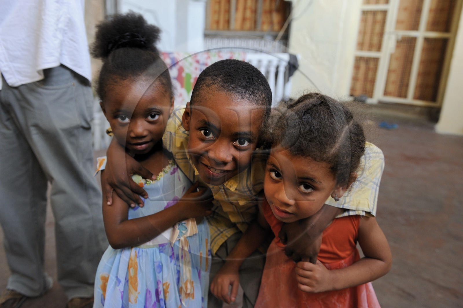 Tanzanie, archipel de Zanzibar, île de Unguja (Zanzibar), ville de Zanzibar, quartier Stone Town, classé Patrimoine Mondial de l' UNESCO, enfants dans leur maison