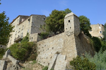 France, Corse-du-Sud (2A), Sartène, fortifications avec une échauguette du XVIème siècle abritant le restaurant Le Jardin de l’Echauguette