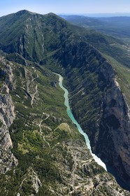 Var (83) rive gauche et Alpes-de-Haute-Provence (04) rive droite, Parc Naturel Régional du Verdon, le Grand Canyon des Gorges du Verdon entre Le Galetas et le Cirque de Vaumale en arrière plan (vue aérienne)