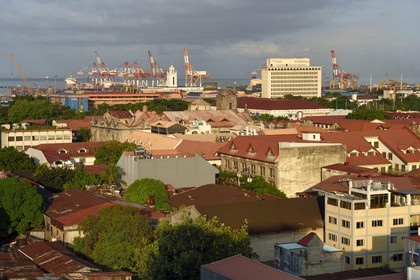 Philippines, Ile de Luzon, Manille, quartier historique d'Intramuros et les grues du port en arrière plan