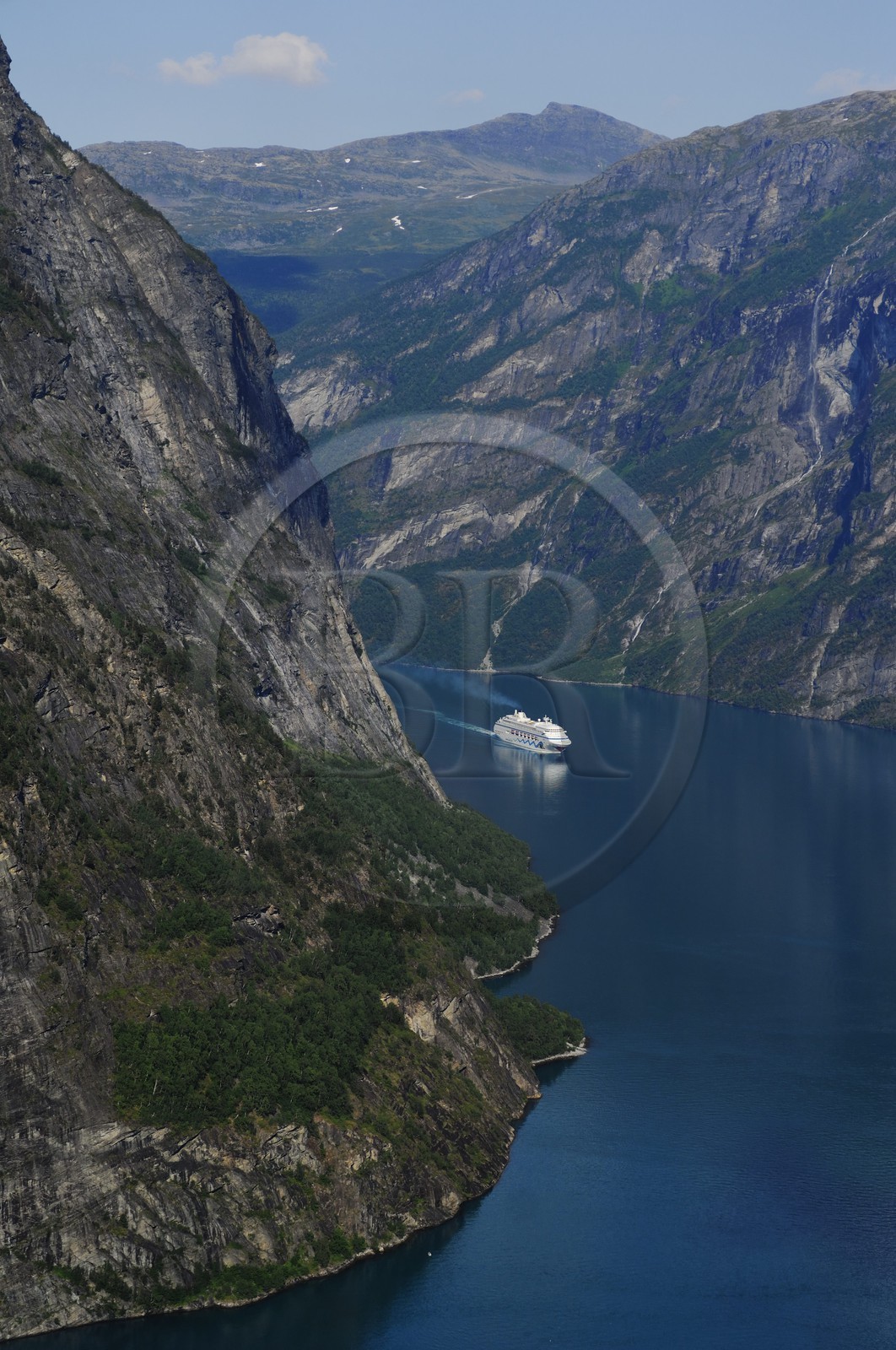 Norvège, More Og Romsdal, bateau de croisière dans le Geirangerfjord (vue aérienne)