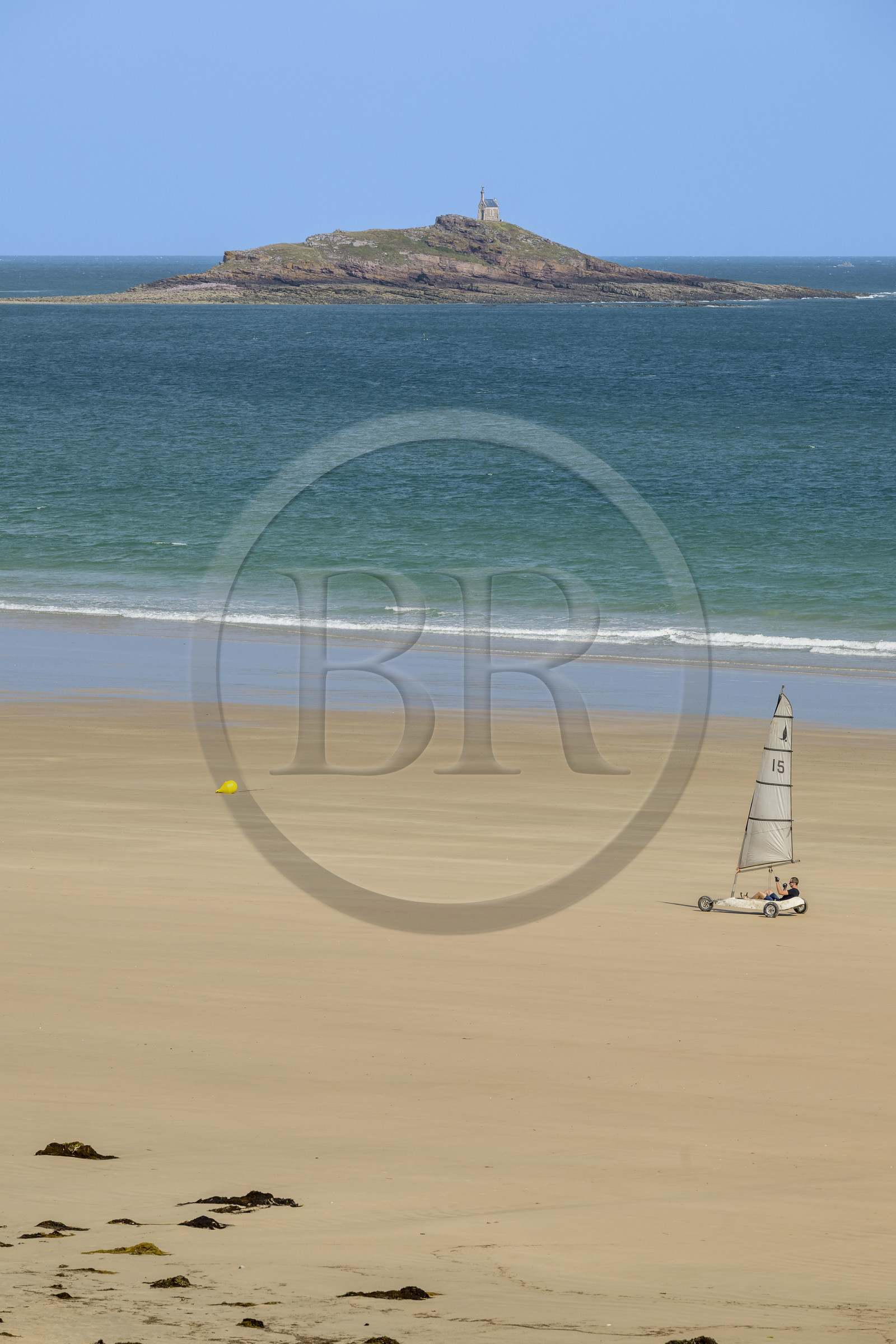 France, Côtes d'Armor (22), Grand Site de France Cap d'Erquy – Cap Fréhel, Fréhel, plage de Sables-d'Or-les-Pins et la chapelle Saint-Michel en arrière plan