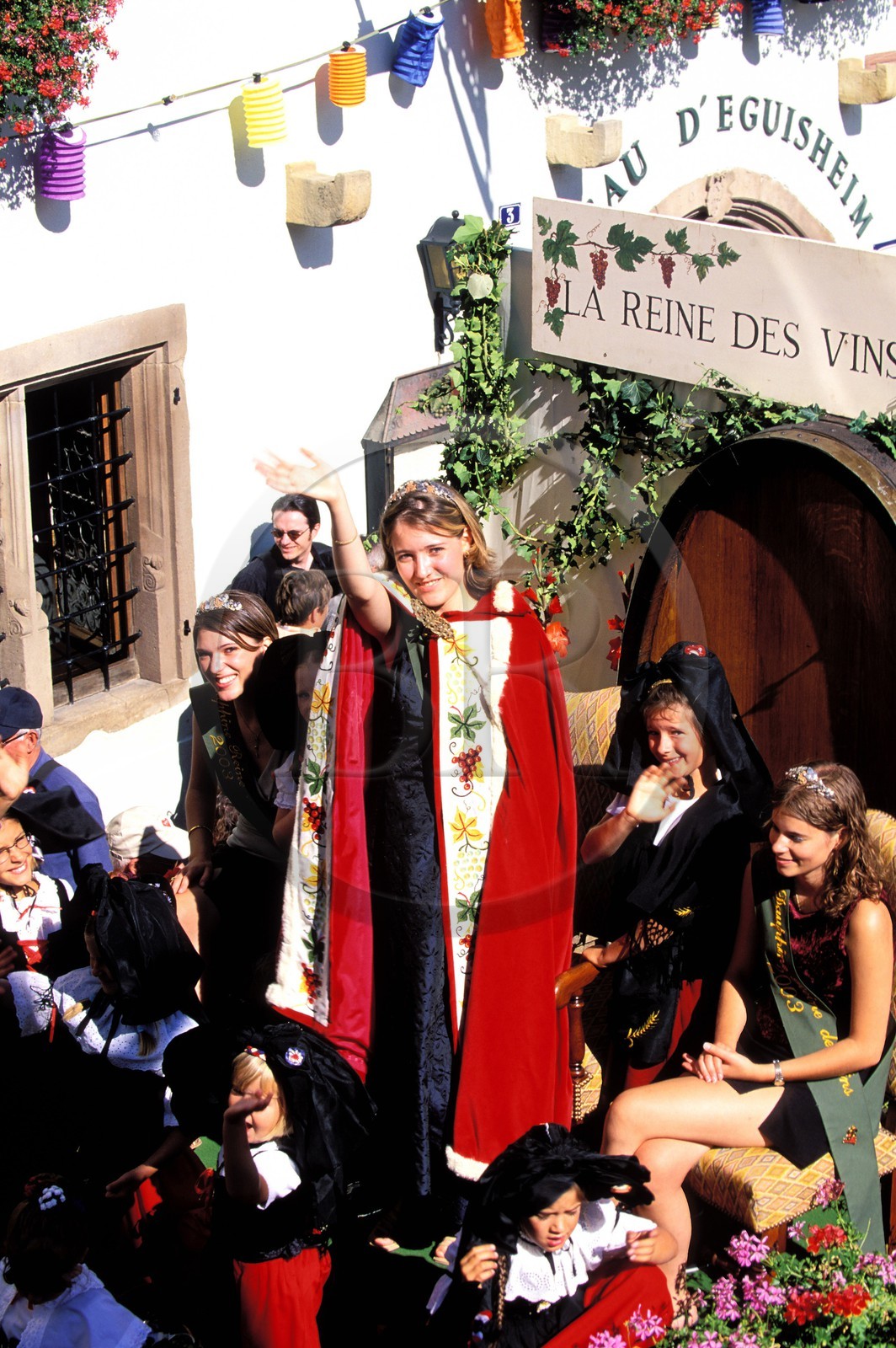 France, Haut-Rhin (68), Eguisheim, labellisé Les Plus Beaux Villages de France, fête du vin, défilé de la Reine des vins d' Alsace