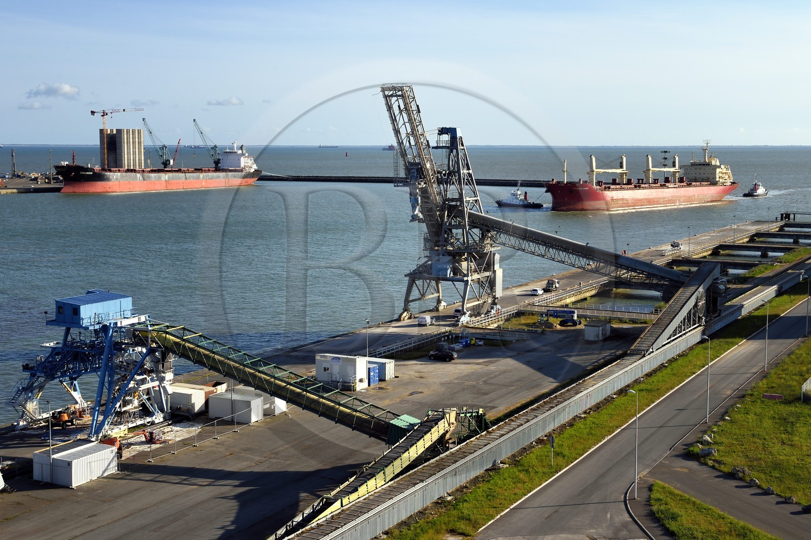 France, Charente-Maritime (17), La Rochelle, le Port Atlantique La Rochelle, port de commerce, quai dépendant de la société Sica Atlantique, entrée d'un cargo avec ses remorqueurs