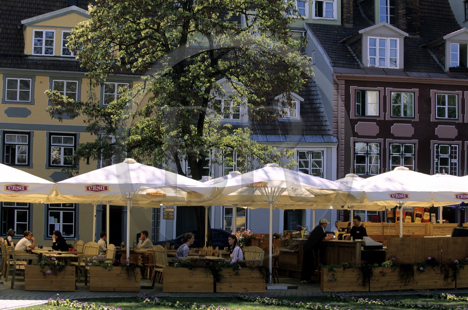 Lettonie (Pays Baltes), Riga, anciennes maisons rue Meistaru et terrasse de café