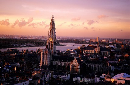 Belgique, Flandre, Anvers (Antwerpen), la cathédrale Notre-Dame et le centre ville au bord de l' Escaut