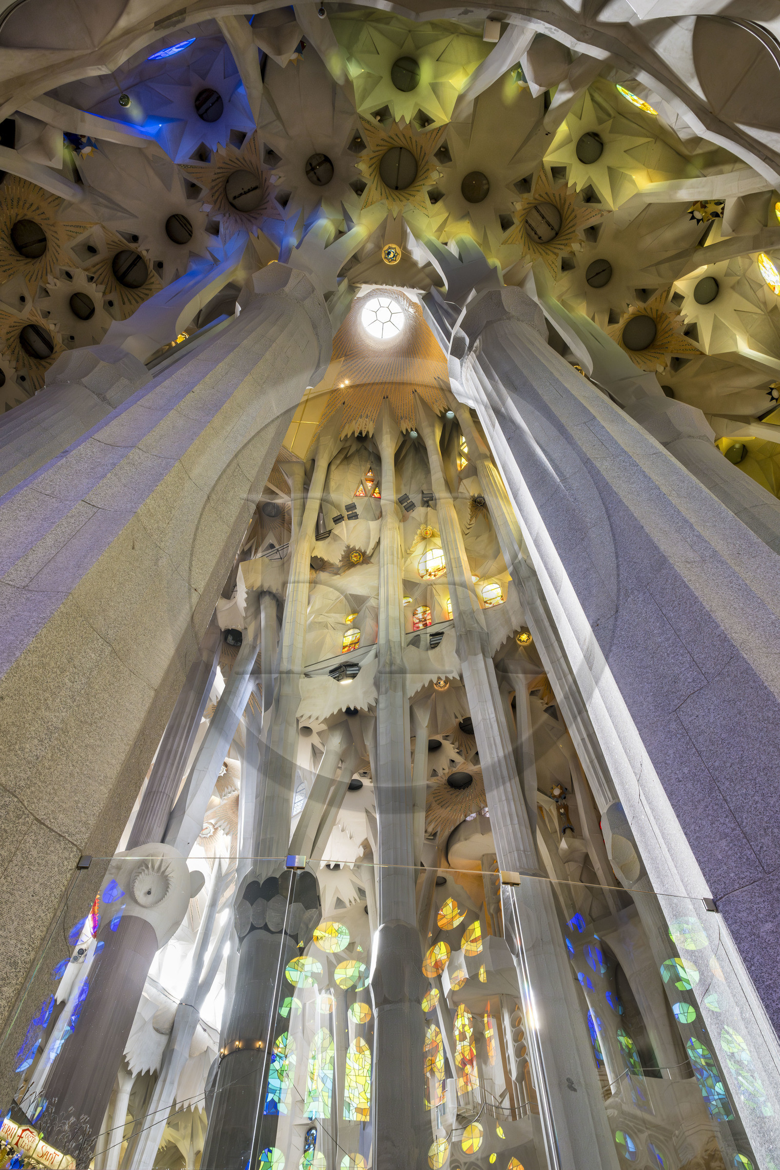 Espagne, Catalogne, Barcelone, quartier de l'Eixample, basilique de la Sagrada Familia de l'architecte du modernisme catalan Antoni Gaudi classée Patrimoine Mondial de l'UNESCO, le presbyterium, chœur réservé au clergé, et la voute du déambulatoire