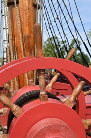 France, Charente-Maritime (17), Rochefort, Centre International de la mer dans l'ancien Arsenal maritime de Rochefort, la frégate Hermione réplique du trois-mats où le marquis de Lafayette embarqua pour l’Amérique en 1780, la barre du navire