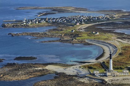 France, Finistère (29), Mer d'Iroise, parc naturel régional d'Armorique, Ile de Sein, labellisé Les Plus Beaux Villages de France (vue aérienne)