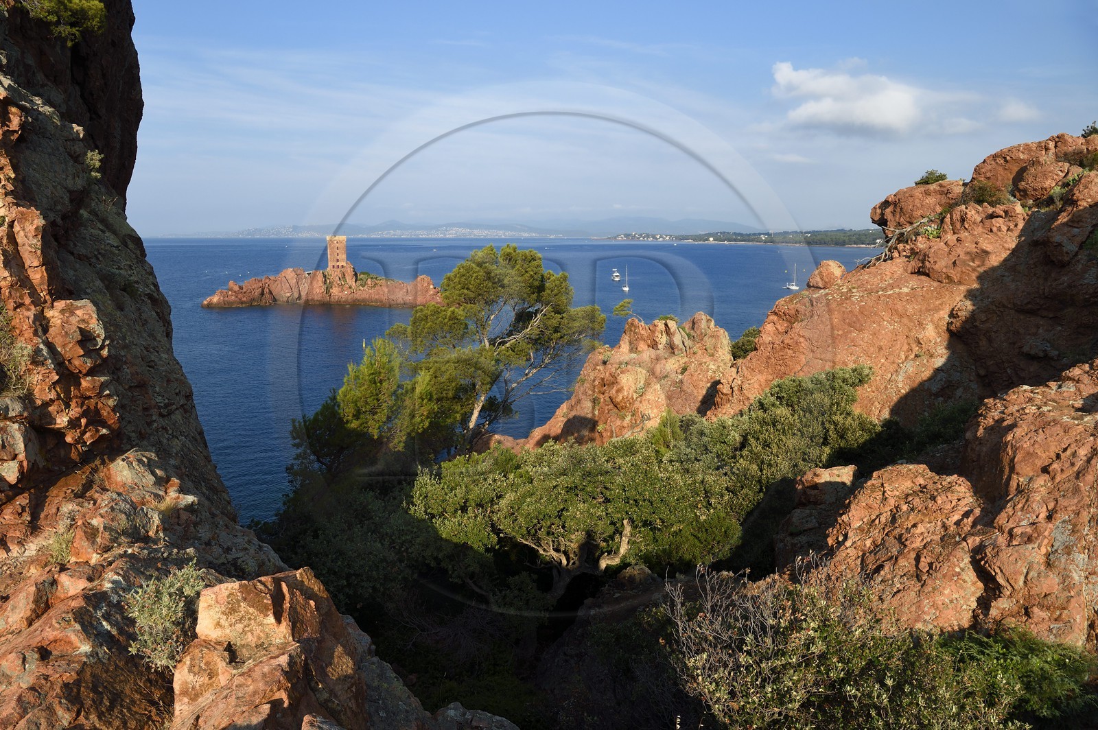 France, Var (83), Agay commune de Saint-Raphaël, massif de l'Estérel, la Corniche d'Or, la tour de l'Ile d'Or au large du cap du Dramont