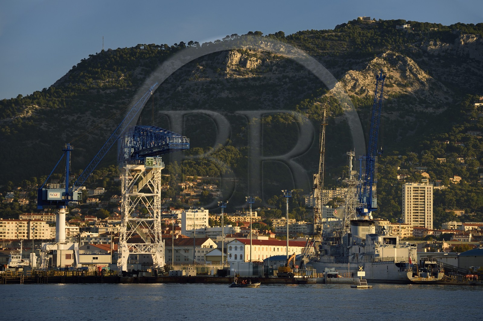 France, Var (83), Toulon, le port militaire (Arsenal), la frégate Dupleix D 641 qui va être désarmée