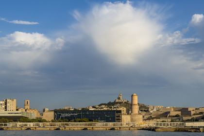 France, Bouches-du-Rhône (13), Marseille, le Mucem (Musée des civilisations de l'Europe et de la Méditerranée), le Fort Saint-Jean au centre et la Citadelle de Marseille (Fort Saint-Nicolas) à droite, la basilique Notre Dame de la Garde en arrière plan