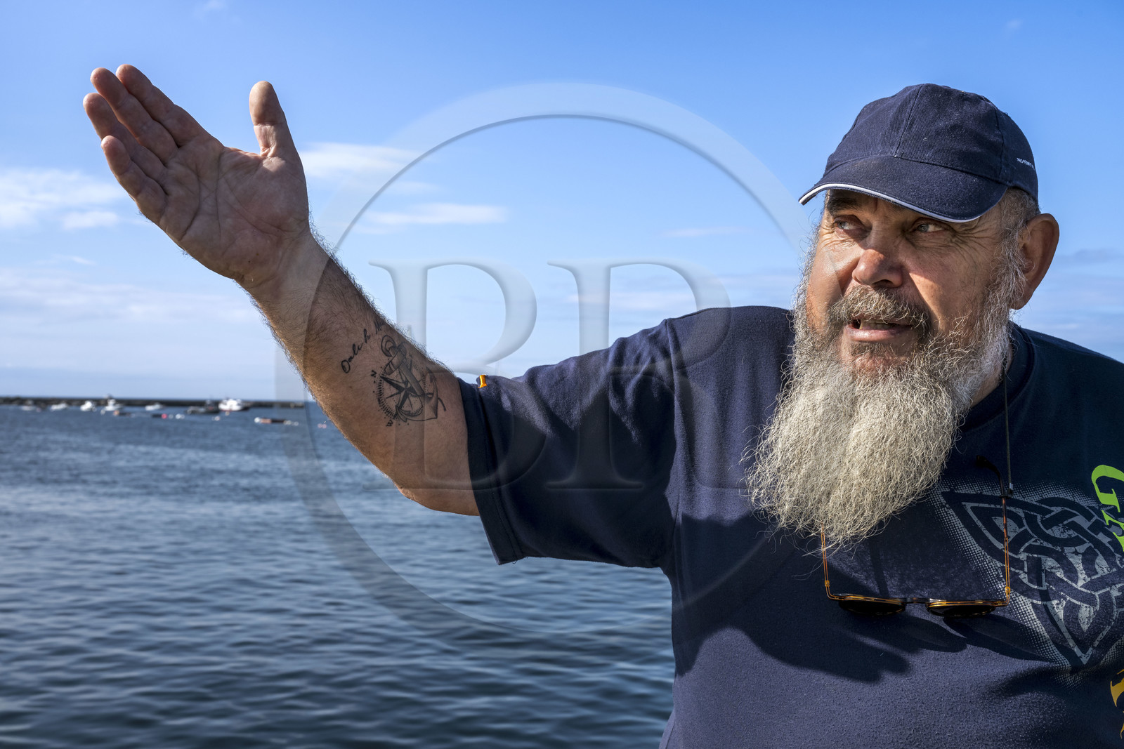 France, Finistère (29), Mer d'Iroise, Ile de Molène, Guy Rocher, président de la station SNSM de Molène sur le port de pêche