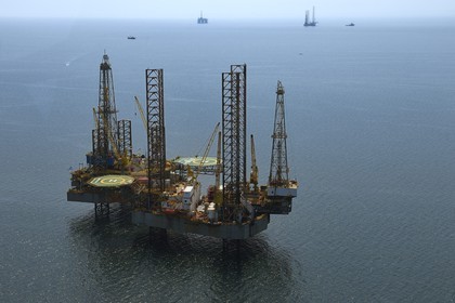 Gabon, Province de Ogooué-Maritime, Port-Gentil, plate-forme pétrolière dans la baie du Cap Lopez (vue aérienne)