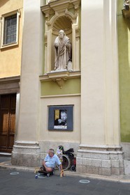 France, Alpes-Maritimes (06), Nice, quartier du Vieux Nice, mendiant devant la Cathédrale Sainte-Réparate et sous la statue de Saint Bassus