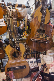 Italie, Ligurie, Gênes, ruelle du vieux centre historique, le magasin de musique et luthier A Ca Do Dria