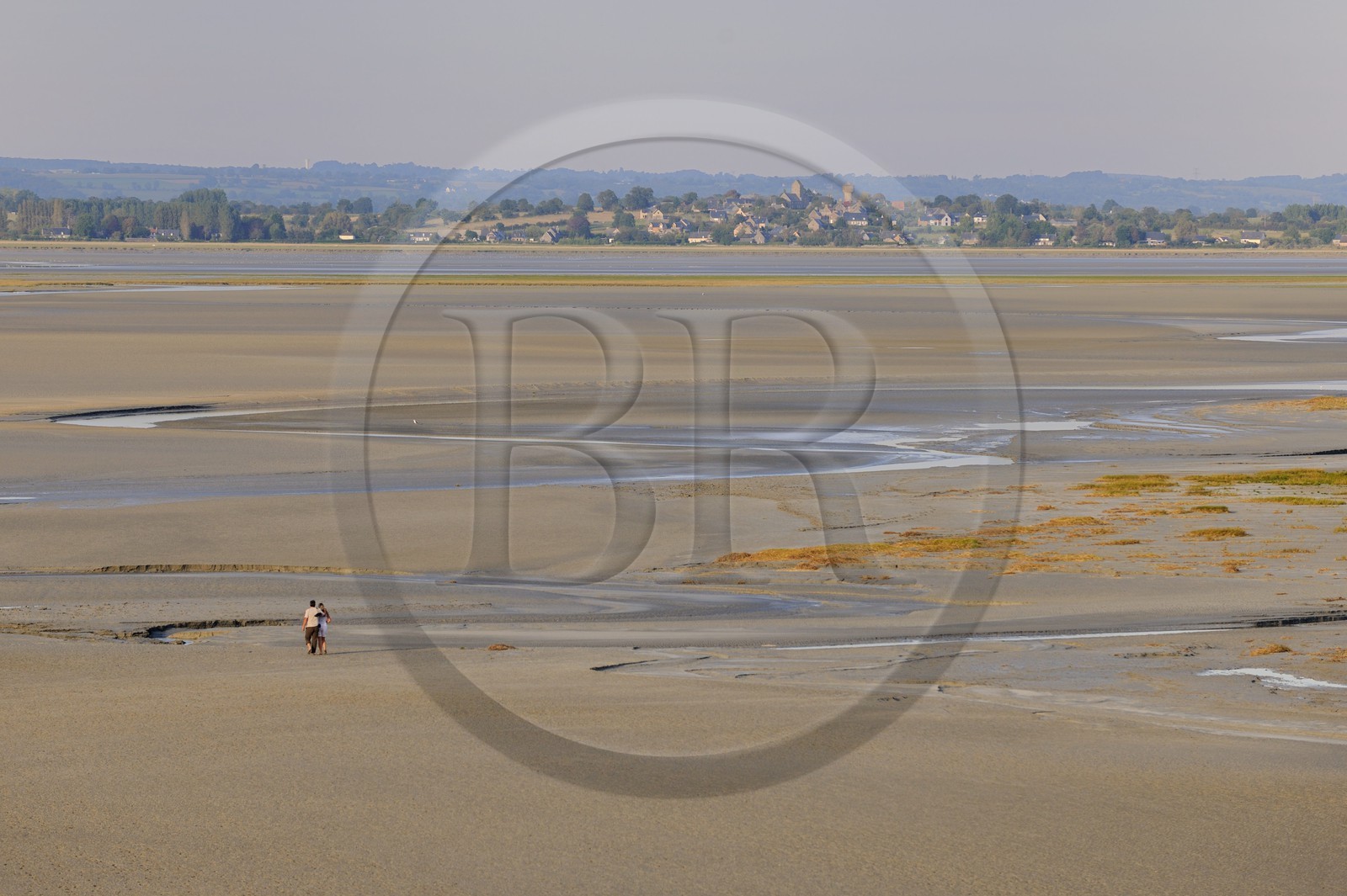 France, Manche (50), traversée à pied de la Baie du Mont-Saint-Michel à marée basse et le village de Saint-Léonard