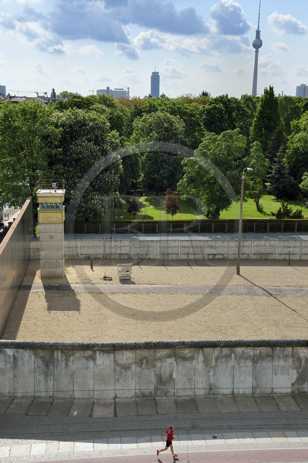 Allemagne, Berlin, Bernauer Strasse, Mémorial du Mur de Berlin (Gedenkstätte Berliner Mauer), dernier tronçon du Mur de Berlin encore conservé dans son intégralité avec le mur intérieur, le chemin de ronde, le mirador, les pylônes d'éclairage, le no man's land, la clôture de signalisation et le mur extérieur, la Tour de la télévision en arrière plan