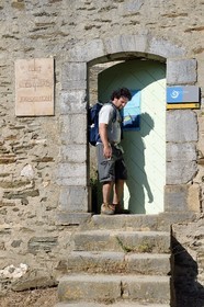 France, Var (83), Iles d'Hyères, parc national de Port Cros, Ile de Port-Cros, Johann Cerisier, garde moniteur du parc national de Port-Cros en tournée de surveillance au Fort de l'Estissac