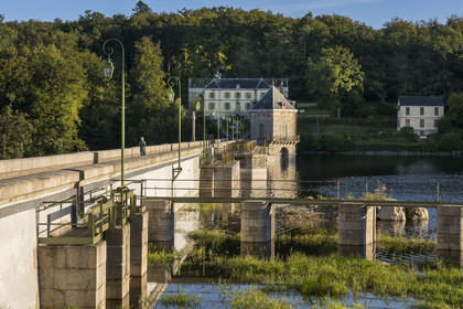 France, Nièvre (58), Parc naturel régional du Morvan, Montsauche-les-Settons, lac des Settons, le barrage et l'Office de Tourisme Morvan Sommets et Grands Lacs en arrière plan