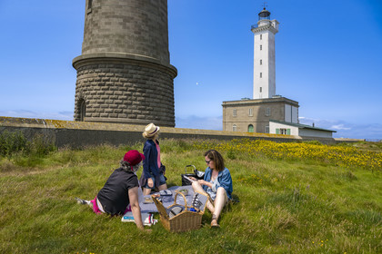 France, Finistère, Abers Country (Pays des Abers), Ile Vierge (Virgin Island) in the Lilia archipelago, picnic at the foot of the Virgin Island lighthouse, the old lighthouse from 1845 in the background