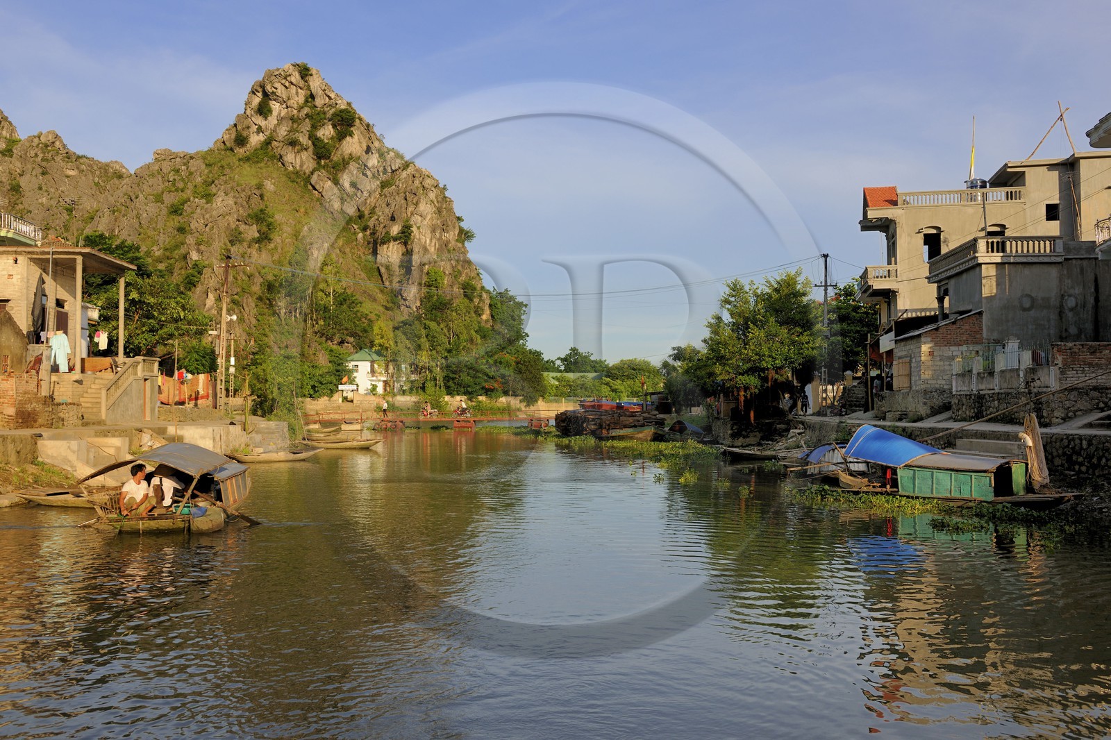 Vietnam, province de Ninh Binh, village insulaire de Kenh Ga entouré de montagnes karstiques