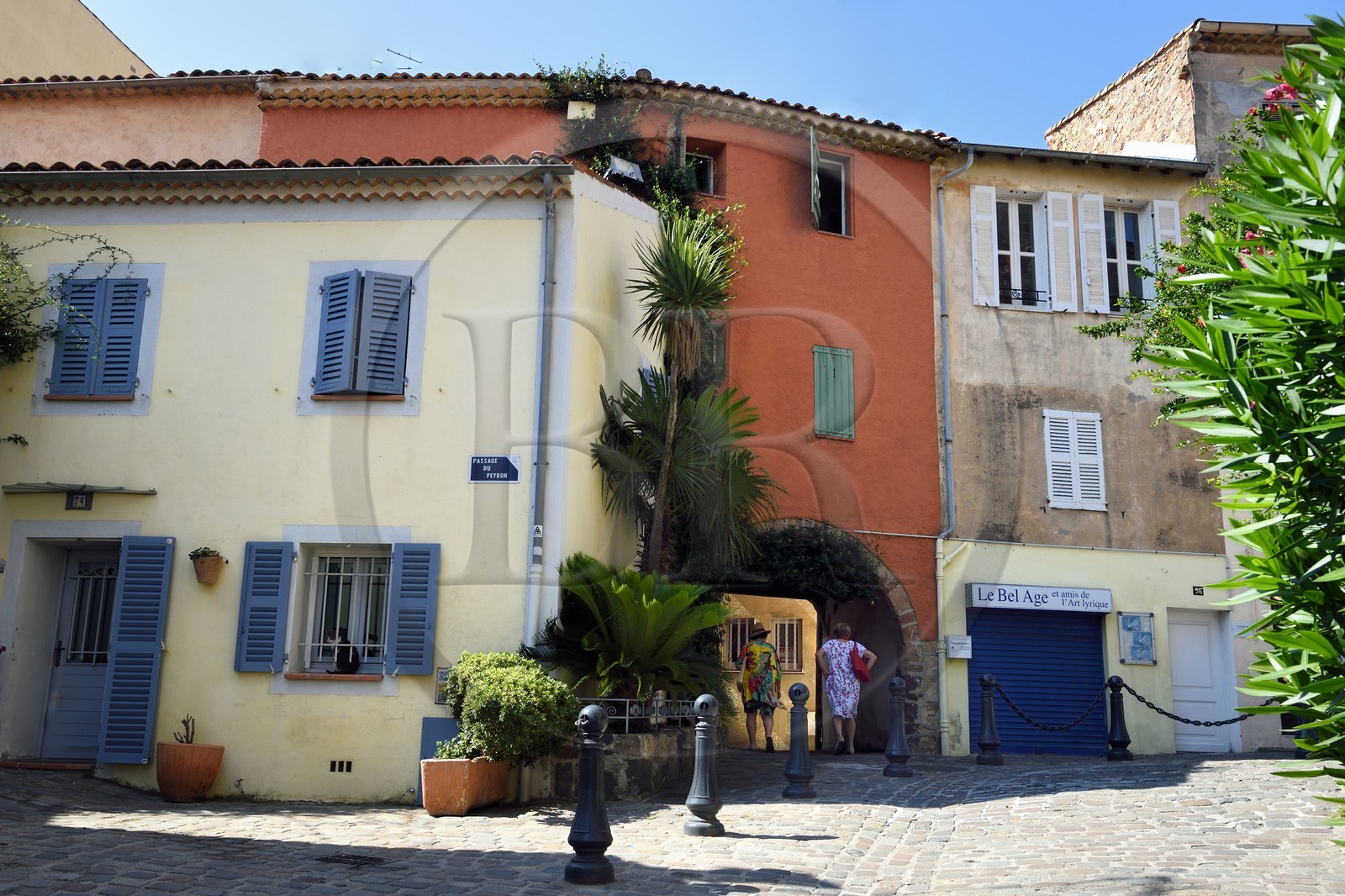 France, Var (83), Saint-Raphaël, maisons de la vieille ville dans la rue des remparts