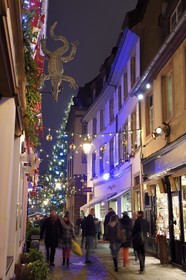 France, Bas-Rhin (67), Strasbourg, vieille ville classée Patrimoine Mondial de l'UNESCO, enseigne du restaurant Le Crocodile dans la rue de l'Outre et le Grand Sapin de Noël de la place Kléber en arrière plan