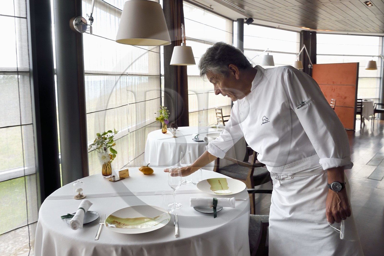 France, Haute-Loire (43), Saint-Bonnet-le-Froid, Restaurant 3 étoiles Régis et Jacques Marcon, le chef cuisinier Jacques Marcon dans la salle