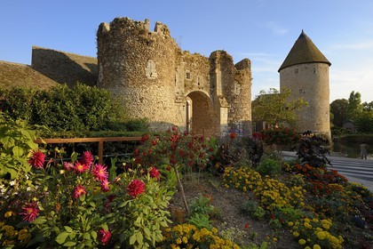 France, Eure-et-Loir (28), Bonneval, la porte Saint-Roche et la tour du Roi