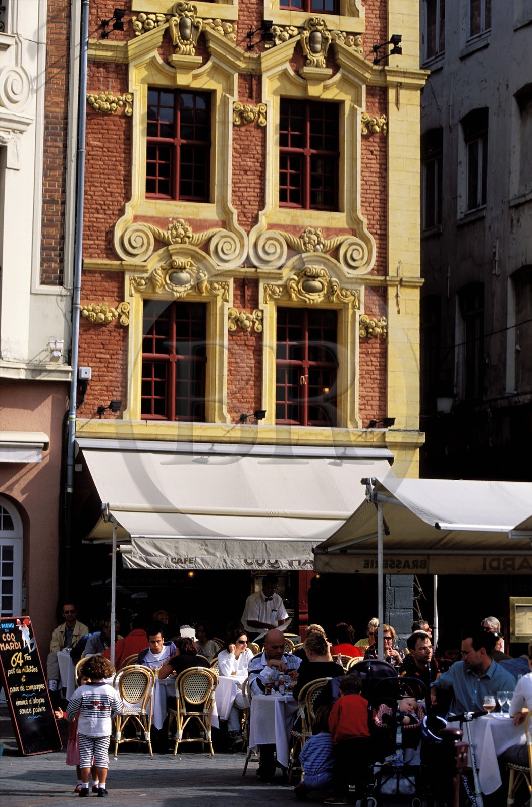 France, Nord (59), Lille, terrasse de café sur la Grand Place (place Charles de Gaulle)