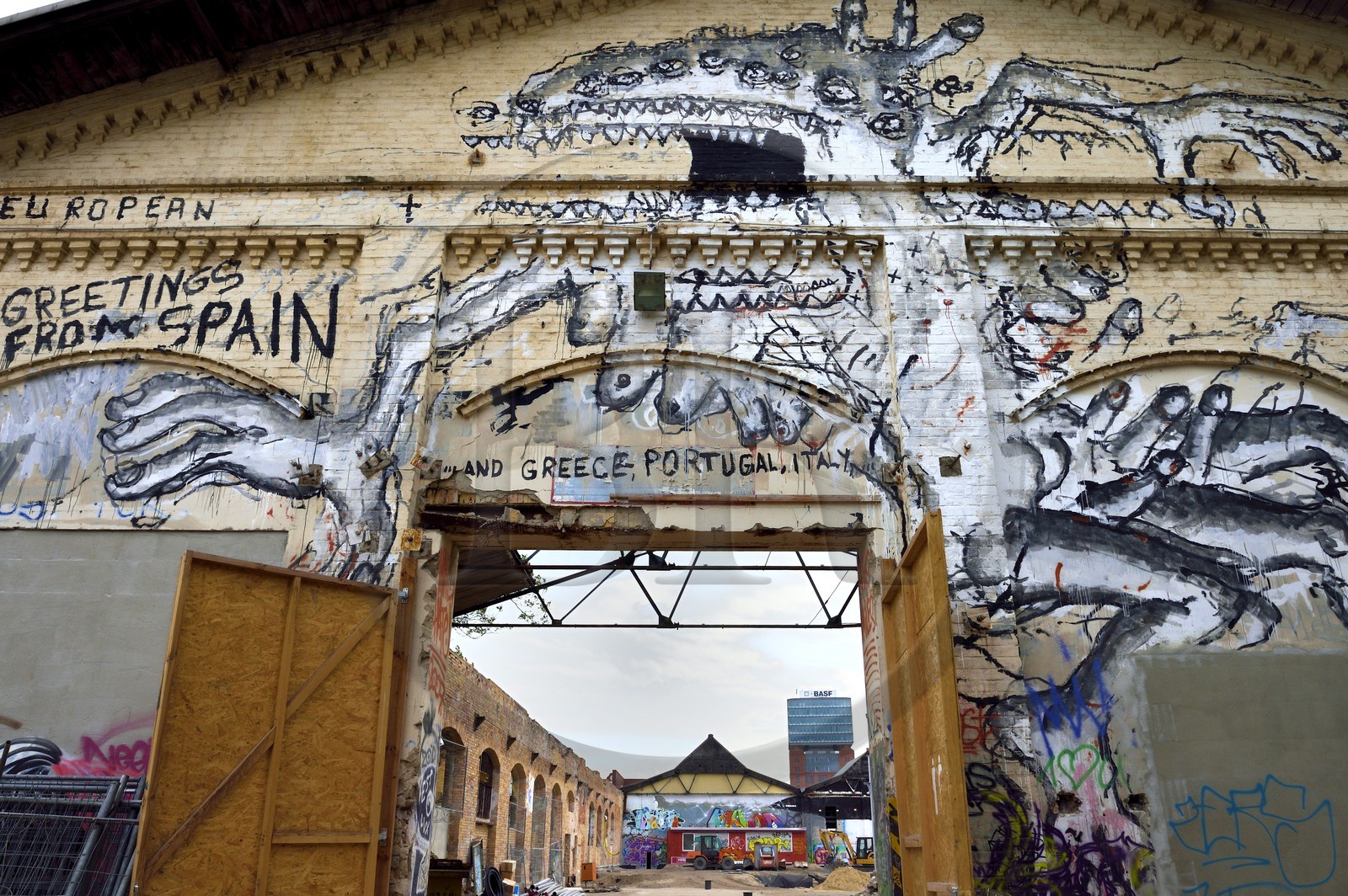 Allemagne, Berlin, RAW Tempel, haut lieu de l’art libre et urbain entre Revaler Strasse et les voies de chemin de fer de la station Warschauer Strasse, Join the phallic revolution street art de l'artiste Ralltox