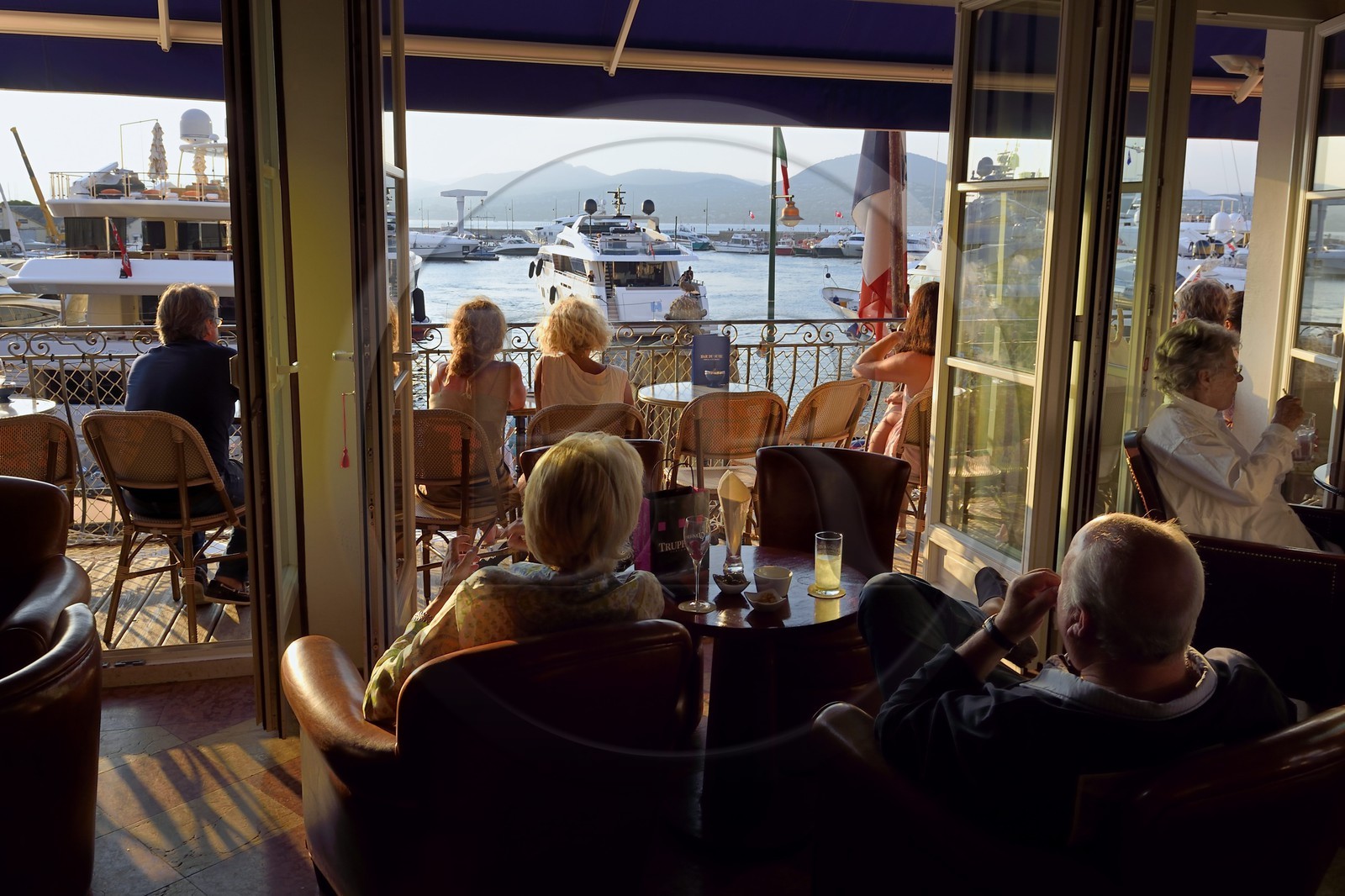 France, Var (83), Saint-Tropez, quai de Suffren, terrasse du bar de l'hôtel Sube qui domine le port