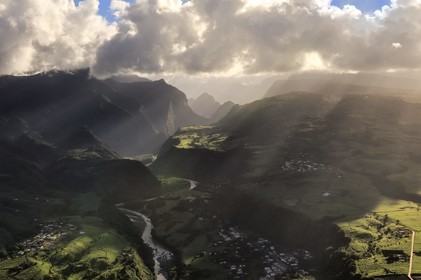 France, île de la Réunion, côte Nord-Est entre Sainte-Suzanne et Saint-André, champs de cannes à sucre et les Gorges de la rivière du Mât qui mènent au Cirque de Salazie, classé Patrimoine Mondial de l'UNESCO (vue aérienne)