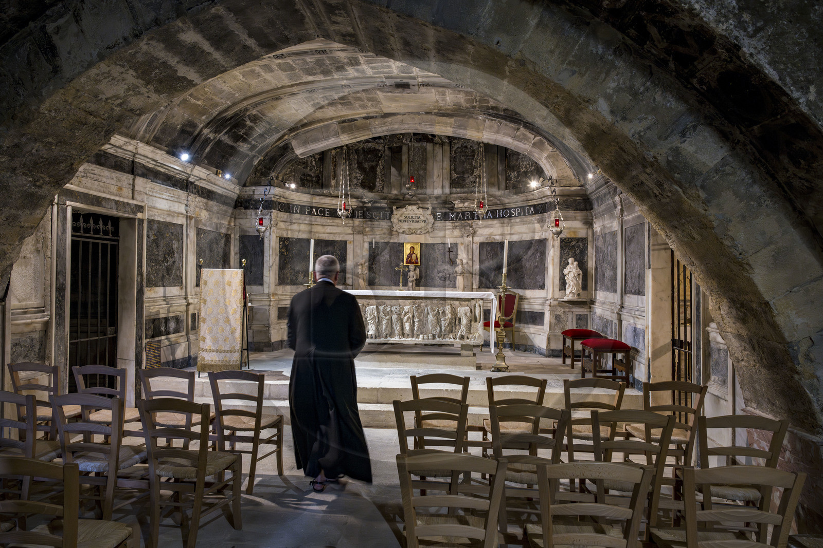 France, Bouches-du-Rhône (13), Tarascon, la collégiale royale Sainte-Marthe érigée aux XIe et XIIe siècles, la crypte du IVe siècle remaniée au XVIIe siècle, abrite le sarcophage paléochrétien en marbre blanc (du début du IVe siècle) qui contient les reliques de Sainte-Marthe