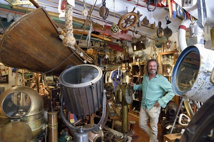 France, Var (83), Saint-Tropez, place de l'Ormeau, magasin d'antiquités marines La Vieille Mer, Walter Wolkowicz antiquaire de Marine