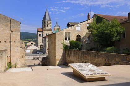 France, Saône et Loire (71), ancienne abbaye de Cluny, ruines et clocher de l'eau bénite (mention obligatoire RMN)