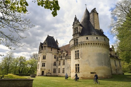 France, Dordogne, Périgord Vert, Villars, cyclists traveling along the Flow Vélo cycle route in front of Renaissance style Puyguilhem castle