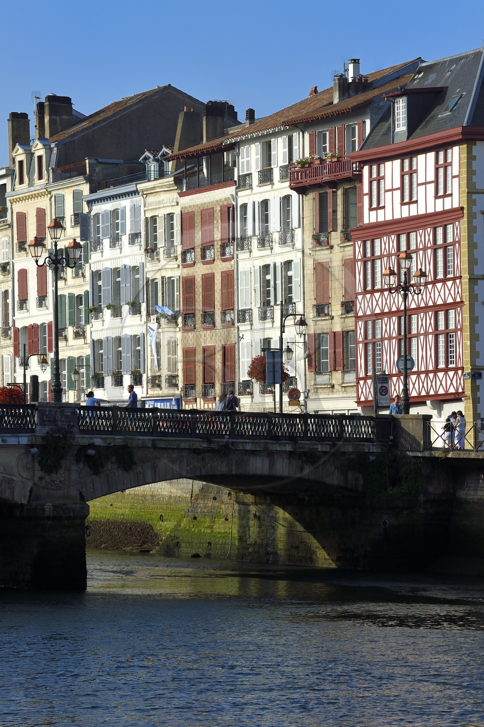 France, Pyrénées-Atlantiques (64), Pays-Basque, Bayonne, immeubles du quai Amiral Jaureguiberry et le pont Pannecau sur la rivière Nive
