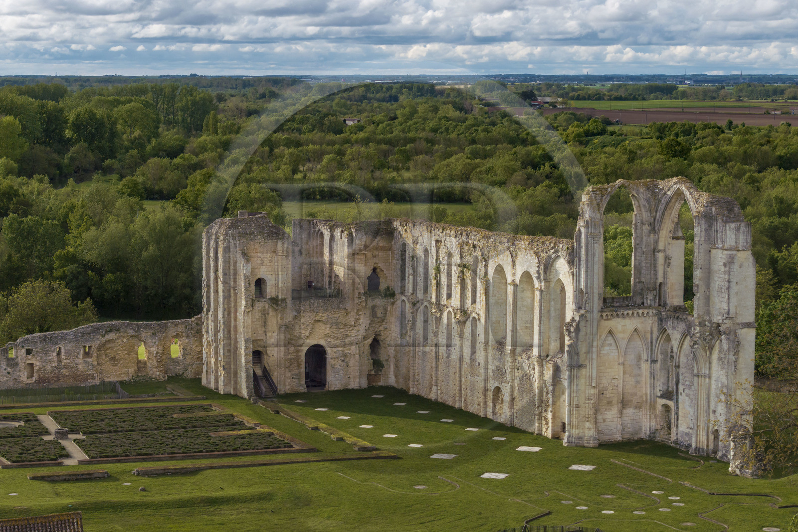 France, Vendée (85), Parc Interrégional du Marais Poitevin labellisé Grand Site de France, Maillezais, vestiges de l'abbaye Saint-Pierre de Maillezais (vue aérienne)