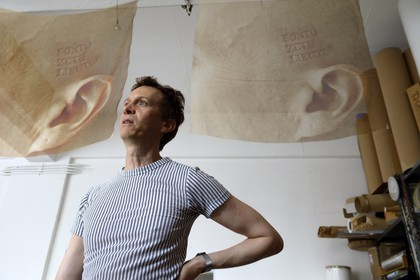 Afrique du Sud, province de Gauteng, Johannesburg, l'artiste Paul Emmanuel dans son atelier, en arrière plan une maquette pour son projet The Lost Men France